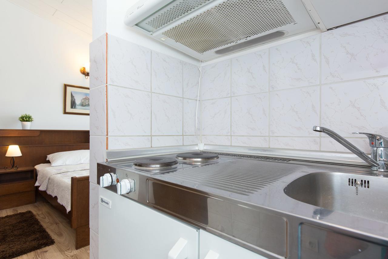 Apartments Pavic Malinska Ngoại thất bức ảnh